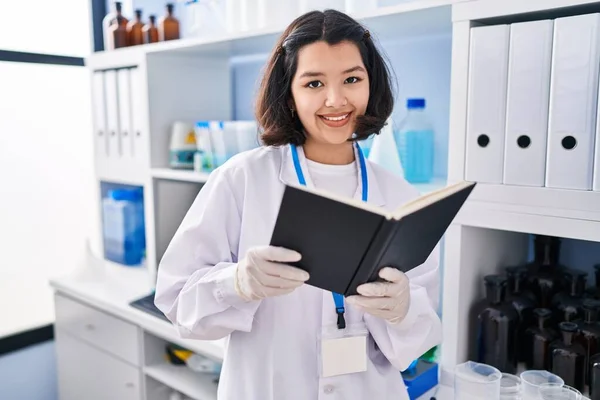 Ung Kvinna Forskare Läser Bok Laboratoriet — Stockfoto