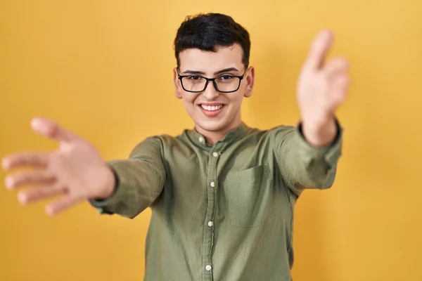 Pessoa Não Binária Sobre Fundo Amarelo Olhando Para Câmera Sorrindo — Fotografia de Stock