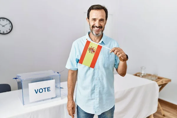 Homem Meia Idade Com Barba Eleição Campanha Política Segurando Bandeira — Fotografia de Stock