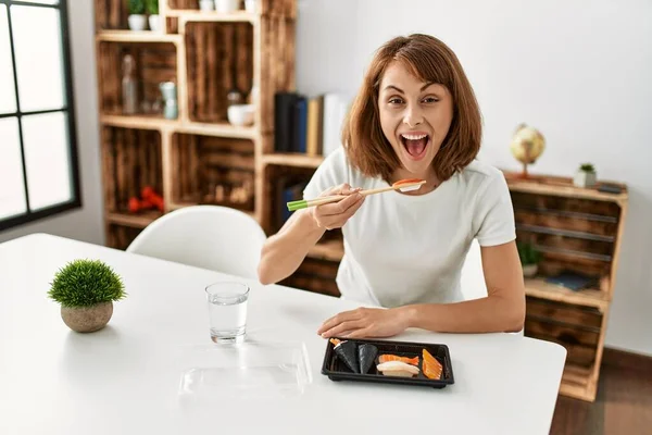 Jovem Caucasiana Comendo Sushi Sentado Mesa Casa — Fotografia de Stock