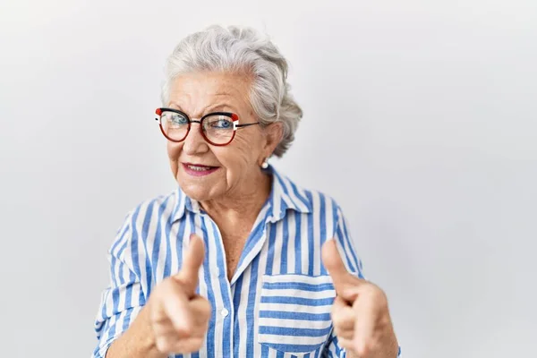 Donna Anziana Con Capelli Grigi Piedi Sfondo Bianco Che Punta — Foto Stock