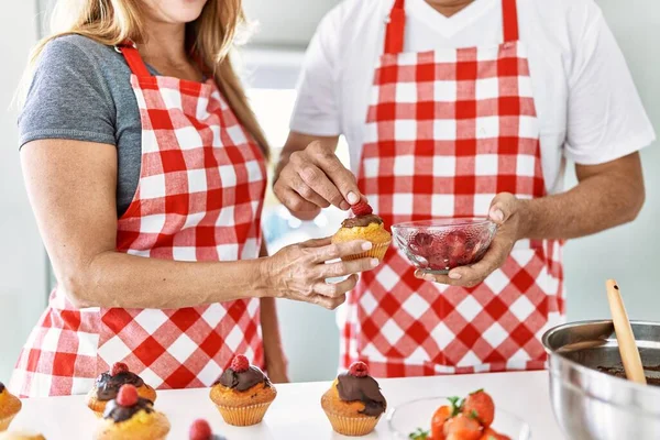 Casal Cozinhar Muffins Cozinha — Fotografia de Stock