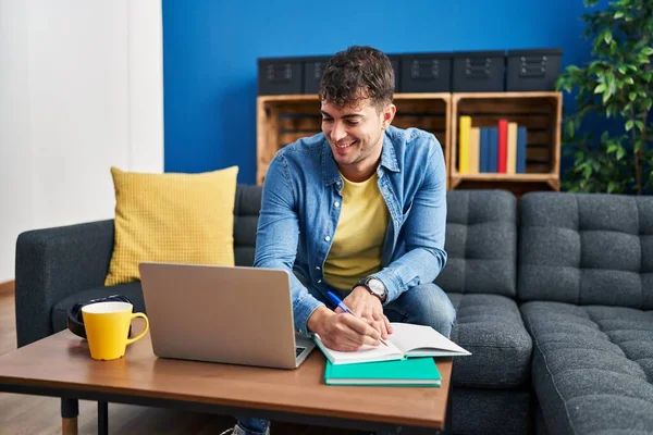 Giovane Studente Ispanico Seduto Sul Divano Scrivere Sul Taccuino Casa — Foto Stock