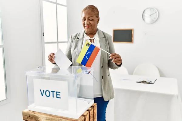 Mujer Afroamericana Mayor Con Bandera Venezolana Votando Colegio Electoral —  Fotos de Stock