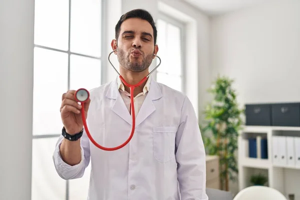 Ung Latinamerikansk Läkare Man Med Skägg Håller Stetoskop Auskulterande Tittar — Stockfoto