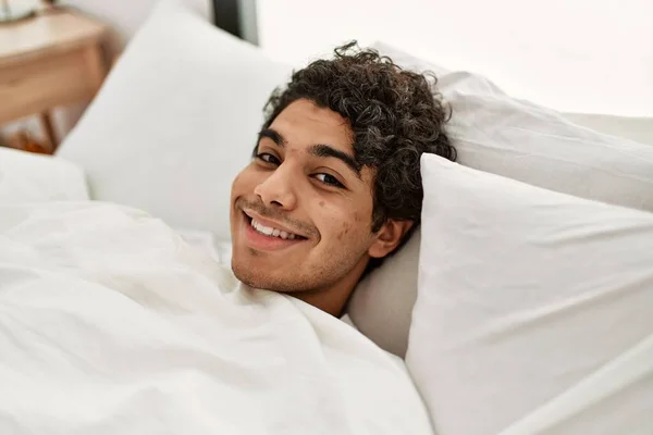 Joven Hombre Hispano Sonriendo Feliz Acostado Cama Dormitorio — Foto de Stock