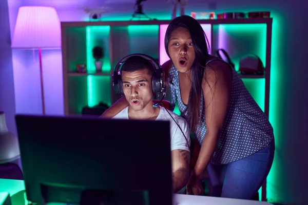 Genç Spanyol Çift Video Oyunları Oynuyor Korkmuş Ağzı Açık Bir — Stok fotoğraf