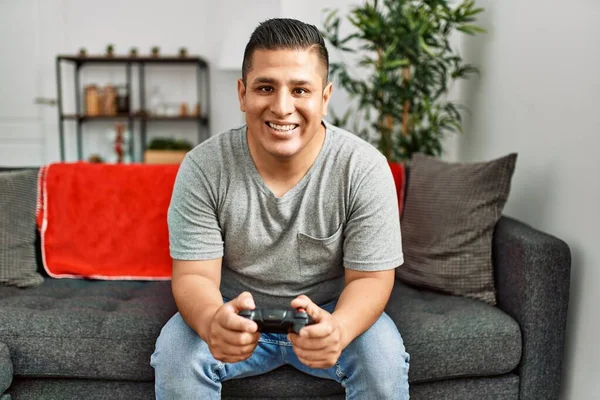 Jovem Hispânico Sorrindo Feliz Jogando Videogame Casa — Fotografia de Stock