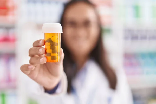 Young Beautiful Hispanic Woman Pharmacist Smiling Confident Holding Pills Bottle — Stock Photo, Image