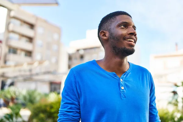 Junger Afrikanisch Amerikanischer Mann Lächelt Selbstbewusst Auf Der Straße — Stockfoto