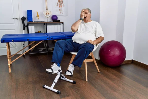 Homem Caucasiano Sênior Clínica Fisioterapia Usando Exercitador Pedal Cobrindo Olho — Fotografia de Stock