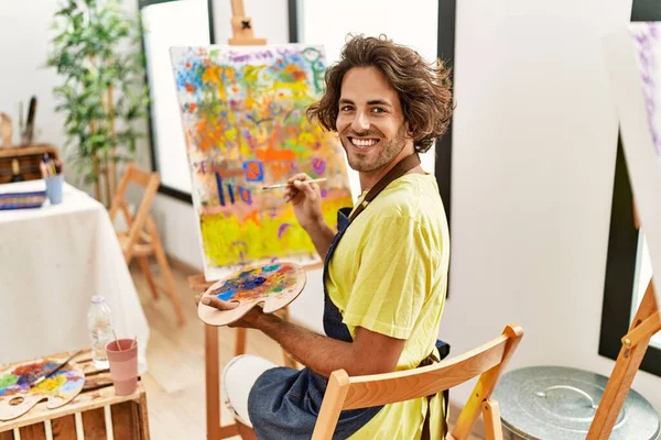 Jovem Artista Hispânico Homem Sorrindo Desenho Feliz Estúdio Arte — Fotografia de Stock