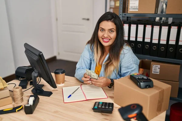 Young Beautiful Size Woman Ecommerce Business Worker Counting Dollars Office — Stock Photo, Image