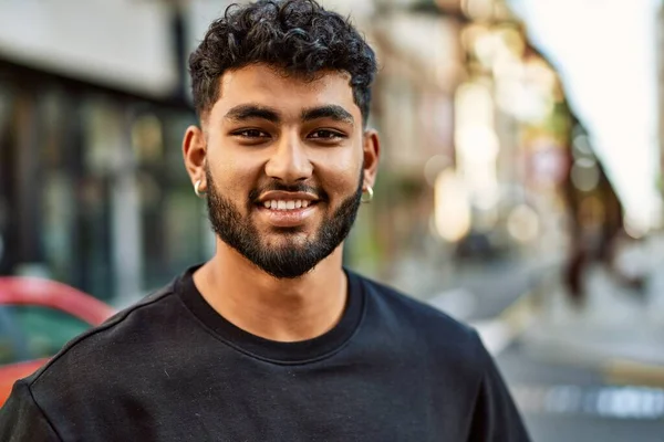 Sokakta Kendinden Emin Gülümseyen Genç Bir Arap — Stok fotoğraf