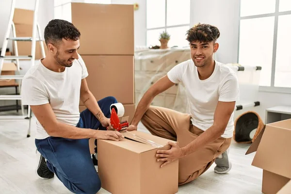 Dos Hombres Hispanos Pareja Sonriendo Caja Cartón Embalaje Seguro Nuevo — Foto de Stock