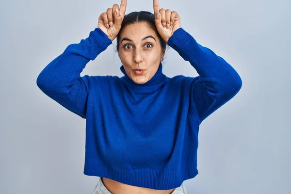 Young Hispanic Woman Standing Isolated Background Doing Funny Gesture Finger — Stock Photo, Image