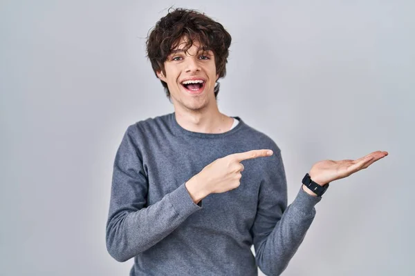 Giovane Uomo Piedi Sfondo Isolato Stupito Sorridente Alla Fotocamera Mentre — Foto Stock