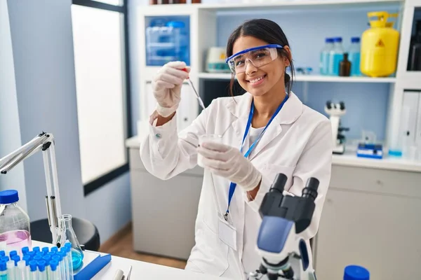 Jovem Mulher Latina Vestindo Uniforme Cientista Usando Pipeta Laboratório — Fotografia de Stock