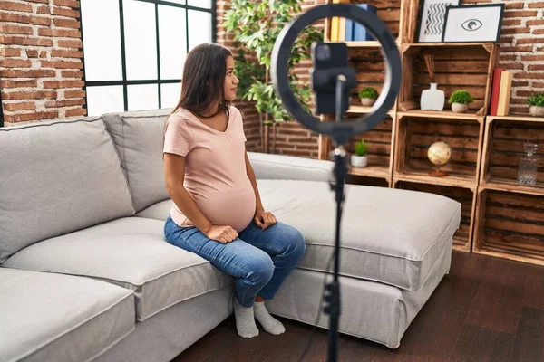 Joven Embarazada Grabación Vlog Tutorial Con Smartphone Casa Mirando Lado —  Fotos de Stock