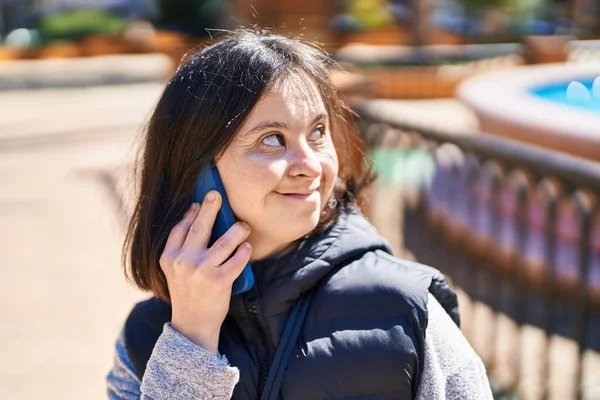 Jovem Com Síndrome Sorrindo Confiante Falando Smartphone Parque — Fotografia de Stock