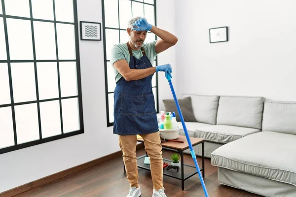 Edad Media Hombre Pelo Gris Cansado Piso Limpieza Casa — Foto de Stock