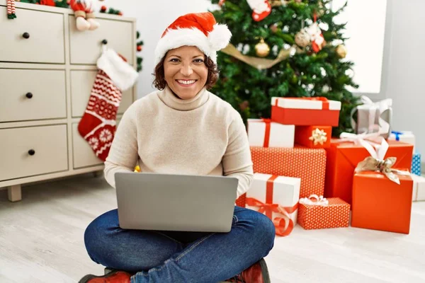 Giovane Uomo Ispanico Sorridente Felice Indossa Cappello Natale Piedi Casa — Foto Stock