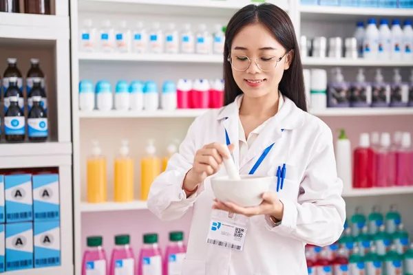 Joven Mujer China Farmacéutico Sonriendo Confiado Hacer Mezcla Farmacia — Foto de Stock