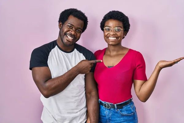 Genç Afro Amerikan Çift Pembe Arka Planda Durup Hayret Içinde — Stok fotoğraf