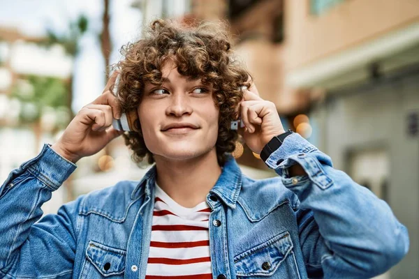 Ung Spansktalende Mand Lytter Til Musik Iført Hovedtelefoner Byen - Stock-foto