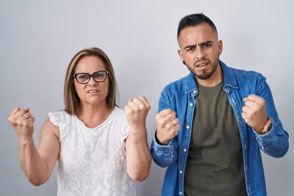 Spaanse Moeder Zoon Die Samen Staan Boos Boos Vuisten Opvoeden — Stockfoto