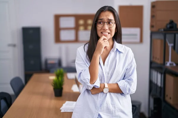 Jonge Spaanse Vrouw Kantoor Denkt Bezorgd Een Vraag Bezorgd Nerveus — Stockfoto