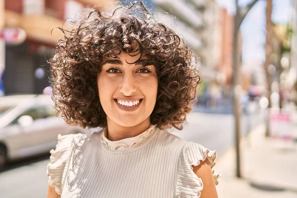 Joven Mujer Oriente Medio Sonriendo Feliz Pie Ciudad —  Fotos de Stock