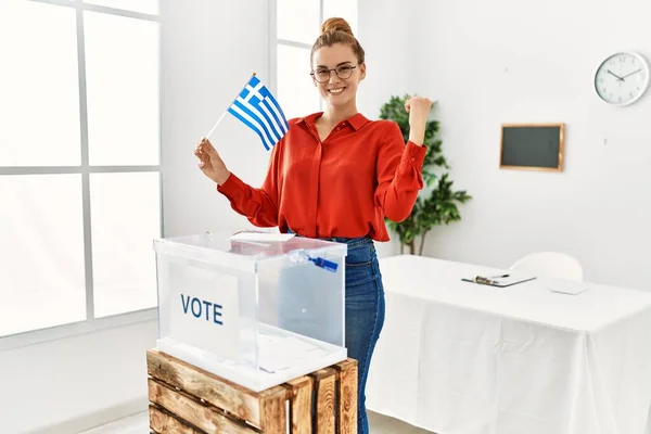 Mladá Bruneta Žena Dává Obálku Volební Urny Drží Řeckou Vlajku — Stock fotografie