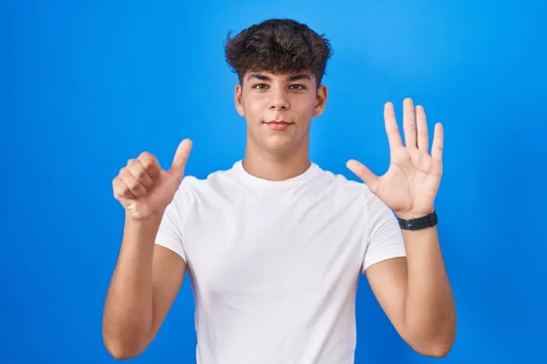 Adolescente Ispanico Piedi Sopra Sfondo Blu Mostrando Indicando Con Dita — Foto Stock