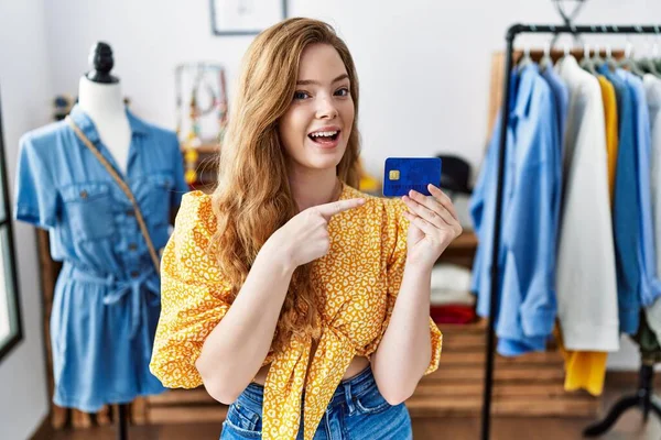 Joven Mujer Caucásica Tienda Minorista Sosteniendo Tarjeta Crédito Sonriendo Feliz —  Fotos de Stock