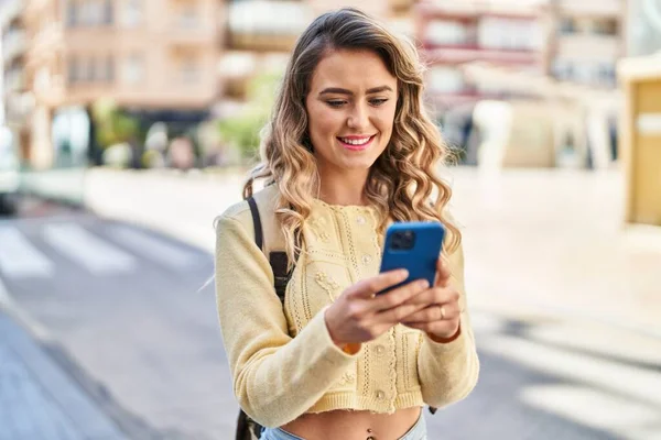 Νεαρή Γυναίκα Τουρίστας Χαμογελώντας Αυτοπεποίθηση Χρησιμοποιώντας Smartphone Στο Δρόμο — Φωτογραφία Αρχείου
