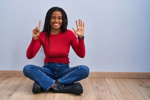 Jonge Afrikaans Amerikaanse Met Vlechten Vloer Thuis Tonen Wijzen Met — Stockfoto