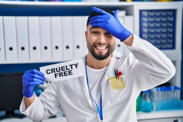 Jovem Homem Bonito Trabalhando Laboratório Cientista Segurando Banner Livre Crueldade — Fotografia de Stock