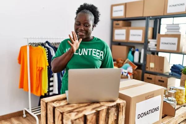 Young African American Woman Wearing Volunteer Uniform Speaking Using Deaf — Stock Photo, Image