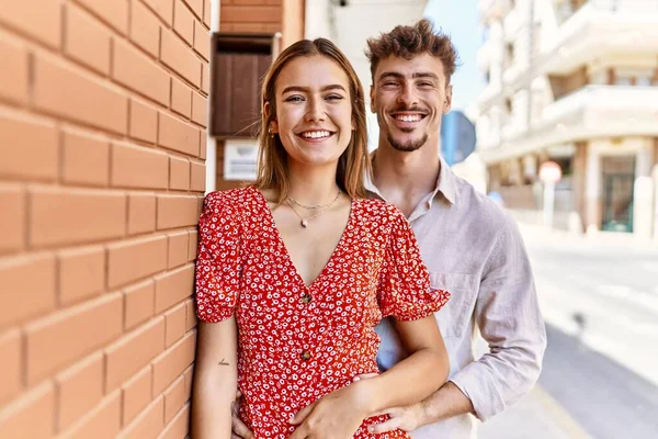 Giovane Coppia Ispanica Sorridente Felice Abbracciare Piedi Alla Città — Foto Stock