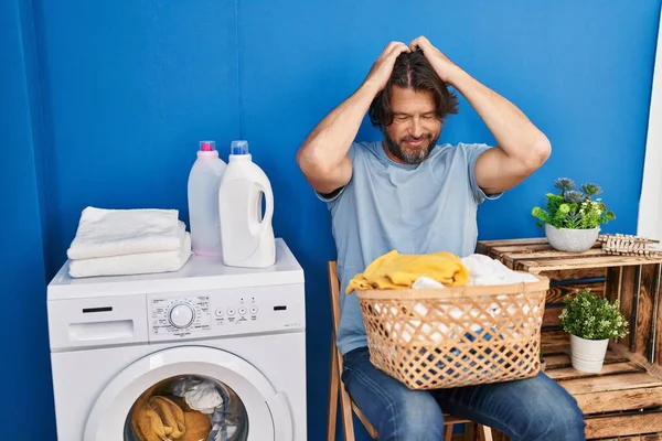 Snygg Medelålders Man Som Väntar Tvätt Lider Huvudvärk Desperat Och — Stockfoto