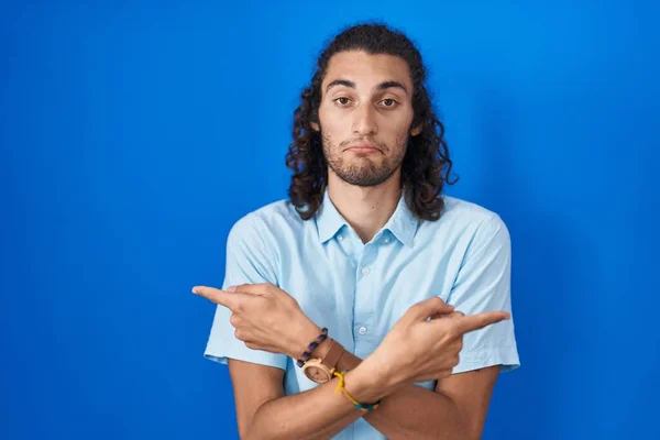 Young Hispanic Man Standing Blue Background Pointing Both Sides Fingers — Stock Photo, Image