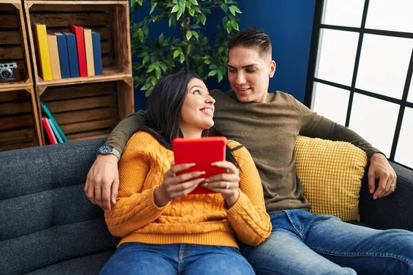 Άνδρας Και Γυναίκα Ζευγάρι Αγκαλιάζονται Χρησιμοποιώντας Touchpad Στο Σπίτι — Φωτογραφία Αρχείου