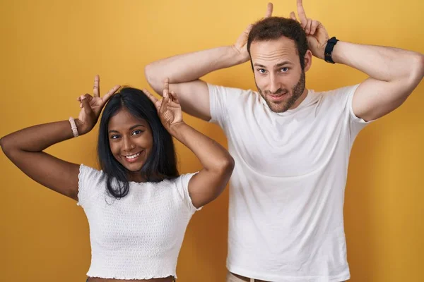 Interracial Couple Standing Yellow Background Posing Funny Crazy Fingers Head — 图库照片