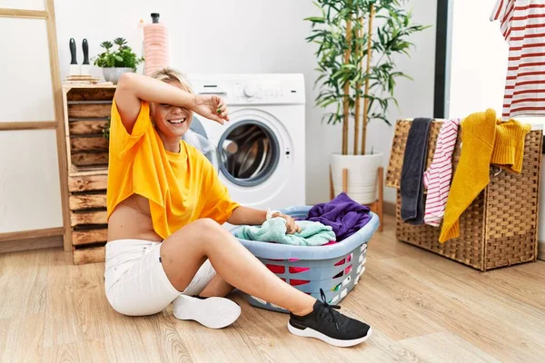 Mulher Caucasiana Jovem Colocando Roupa Suja Máquina Lavar Roupa Sorrindo — Fotografia de Stock