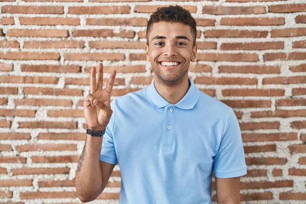 Jovem Brasileiro Sobre Parede Tijolo Mostrando Apontando Para Cima Com — Fotografia de Stock