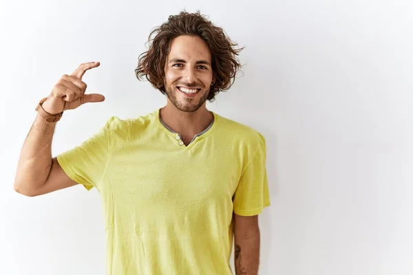 Giovane Uomo Ispanico Piedi Sfondo Isolato Sorridente Fiducioso Gesticolando Con — Foto Stock