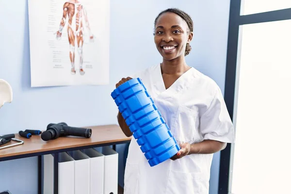 Afrikaans Amerikaanse Vrouw Fysiotherapeut Glimlachen Zelfverzekerd Houden Schuim Roller Rehab — Stockfoto