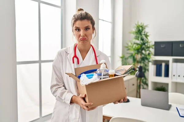 Jovem Médica Segurando Caixa Com Itens Médicos Deprimidos Preocupar Com — Fotografia de Stock