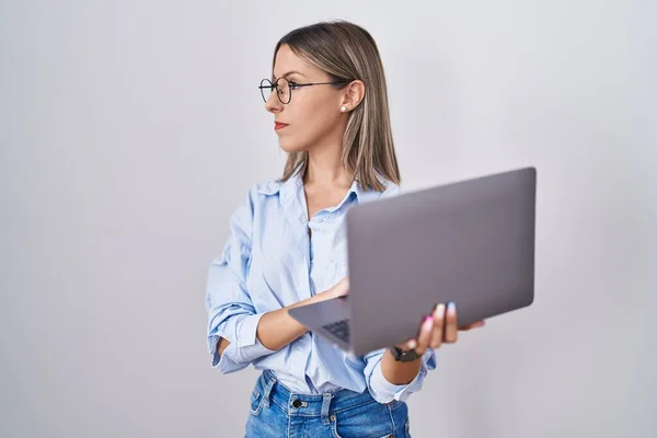 Młoda Kobieta Pracuje Przy Użyciu Laptopa Komputerowego Patrząc Bok Zrelaksować — Zdjęcie stockowe